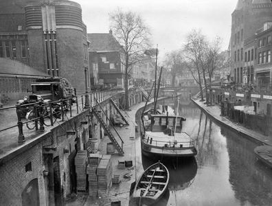 400097 Gezicht op de Oudegracht te Utrecht, vanaf de Viebrug, met langs de werf een schip en op de achtergrond de Jansbrug.